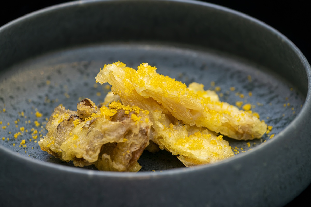 器に盛り付けられた竹門の料理