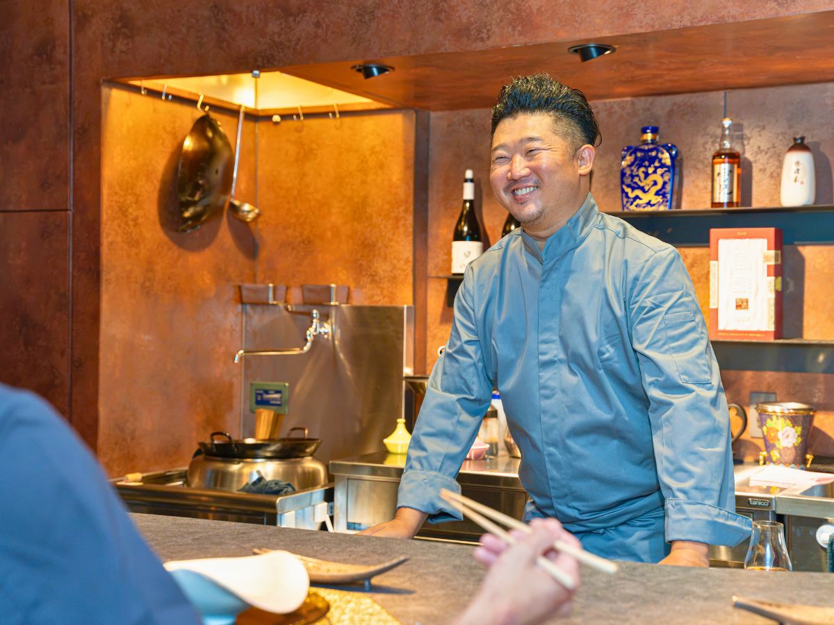 竹門のカウンターに立つ料理人